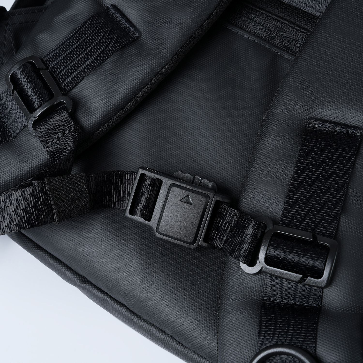 Ruksak MORAL BAGS Umago Ronin, crna, detalj prsne kopče na podesivim naramenicama