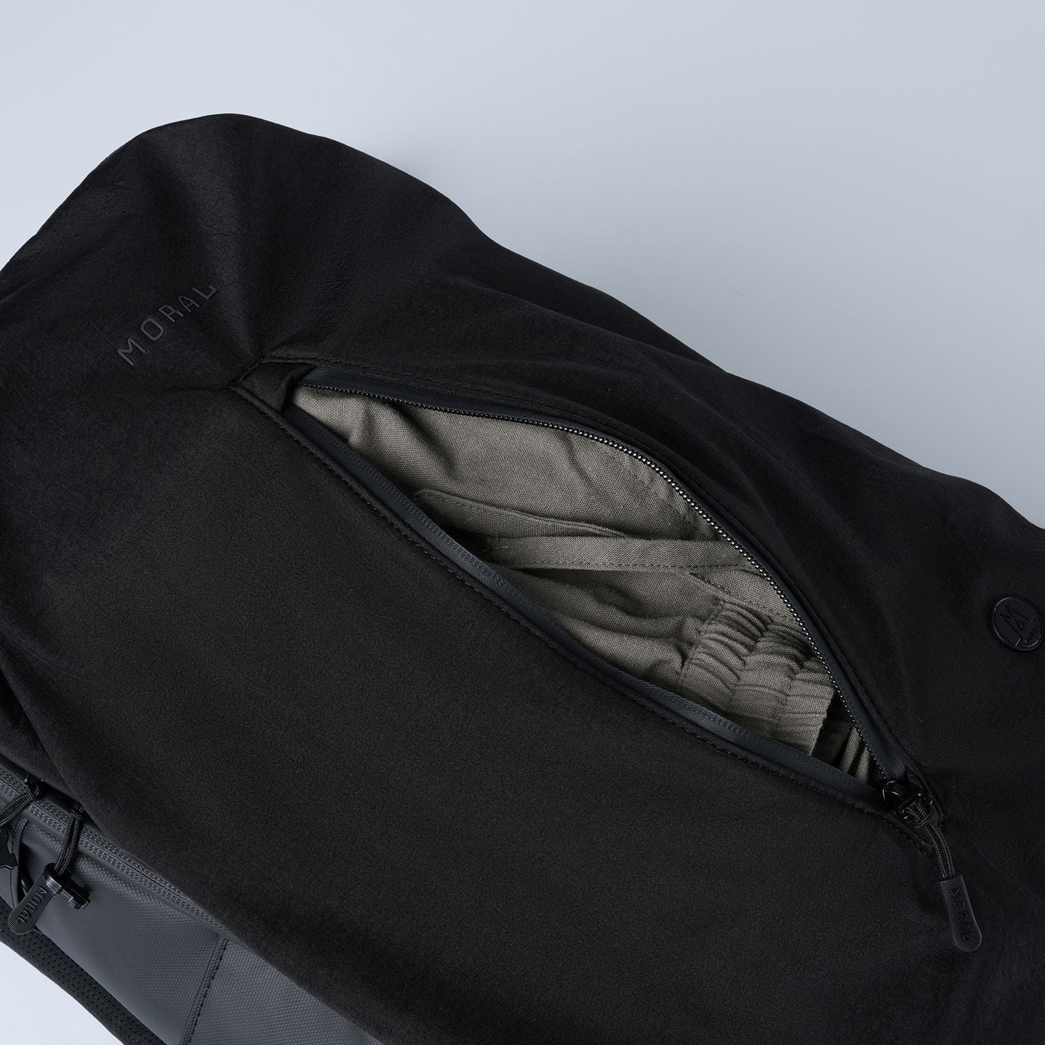 Ruksak MORAL BAGS Umago Ronin, crna, gornji džep s elastičnim organizatorima, vodoodbojni nylon