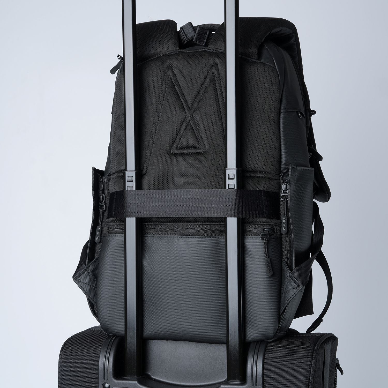 MORAL BAGS Umago Ronin Backpack, crna, remen za pričvršćivanje na ručku kovčega, putni rPET ruksak
