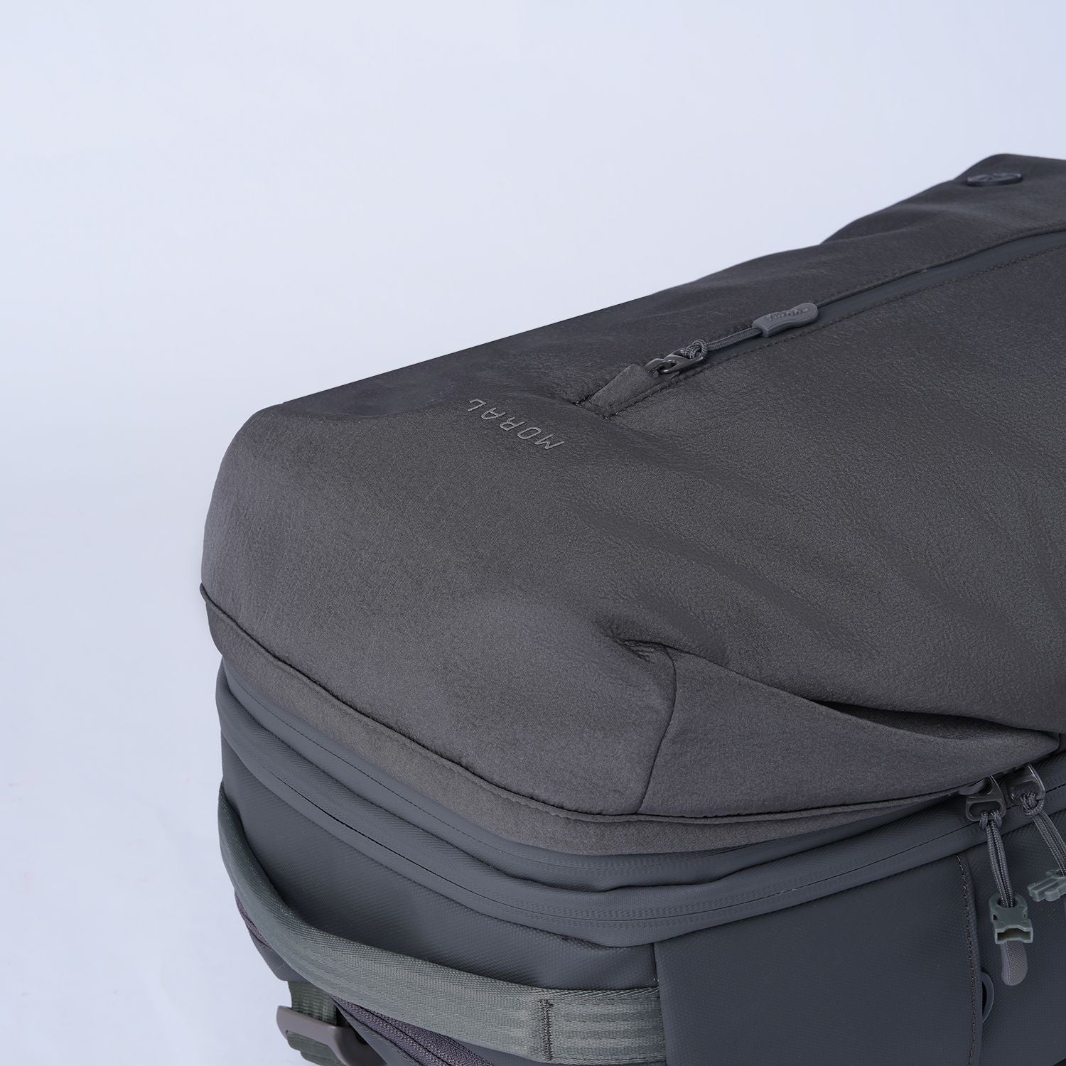 Ruksak MORAL BAGS Umago Ronin Backpack, tamno siva, glavni pretinac i prednji džep