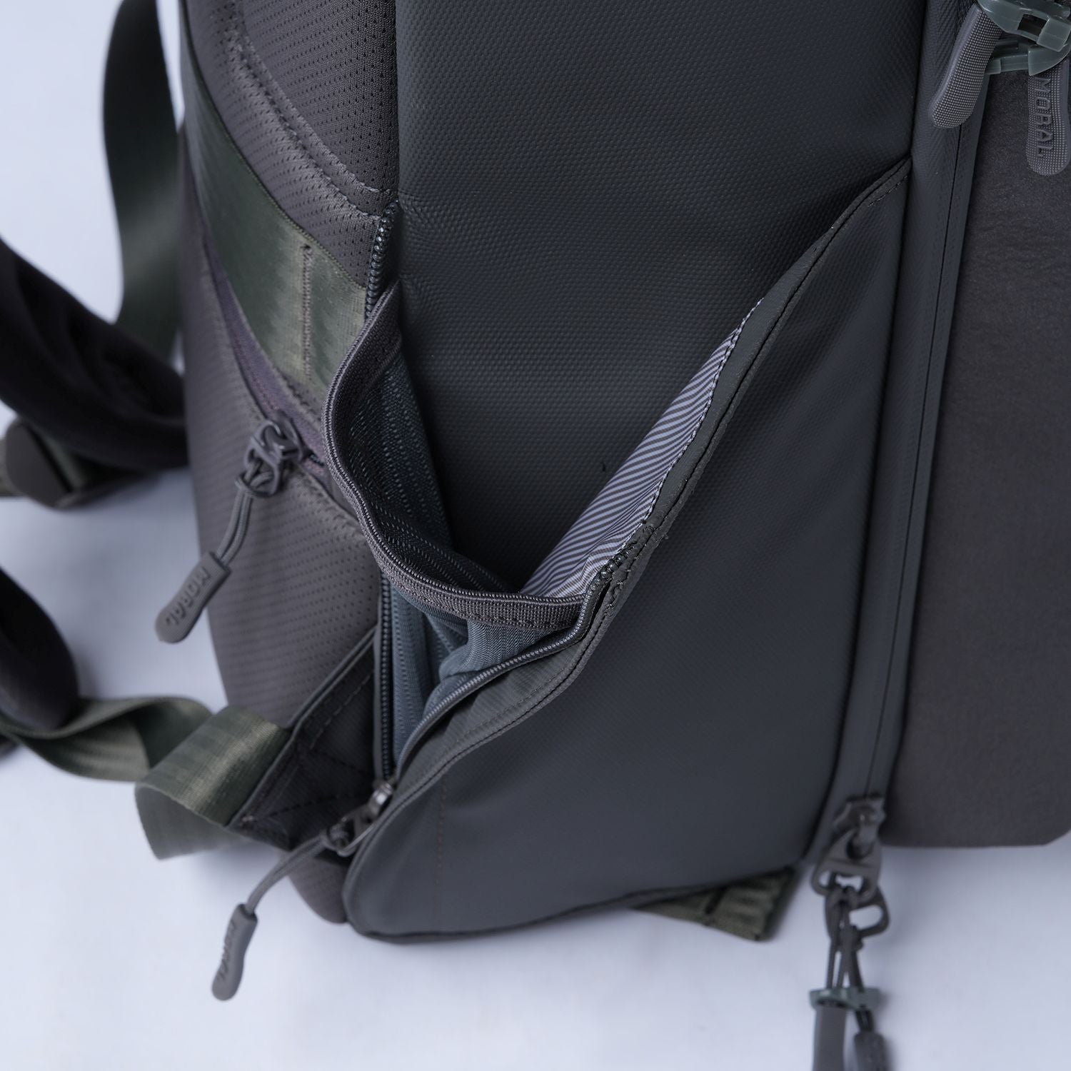 Ruksak MORAL BAGS Umago Ronin, siva, prošireni bočni džep za bocu ili kišobran