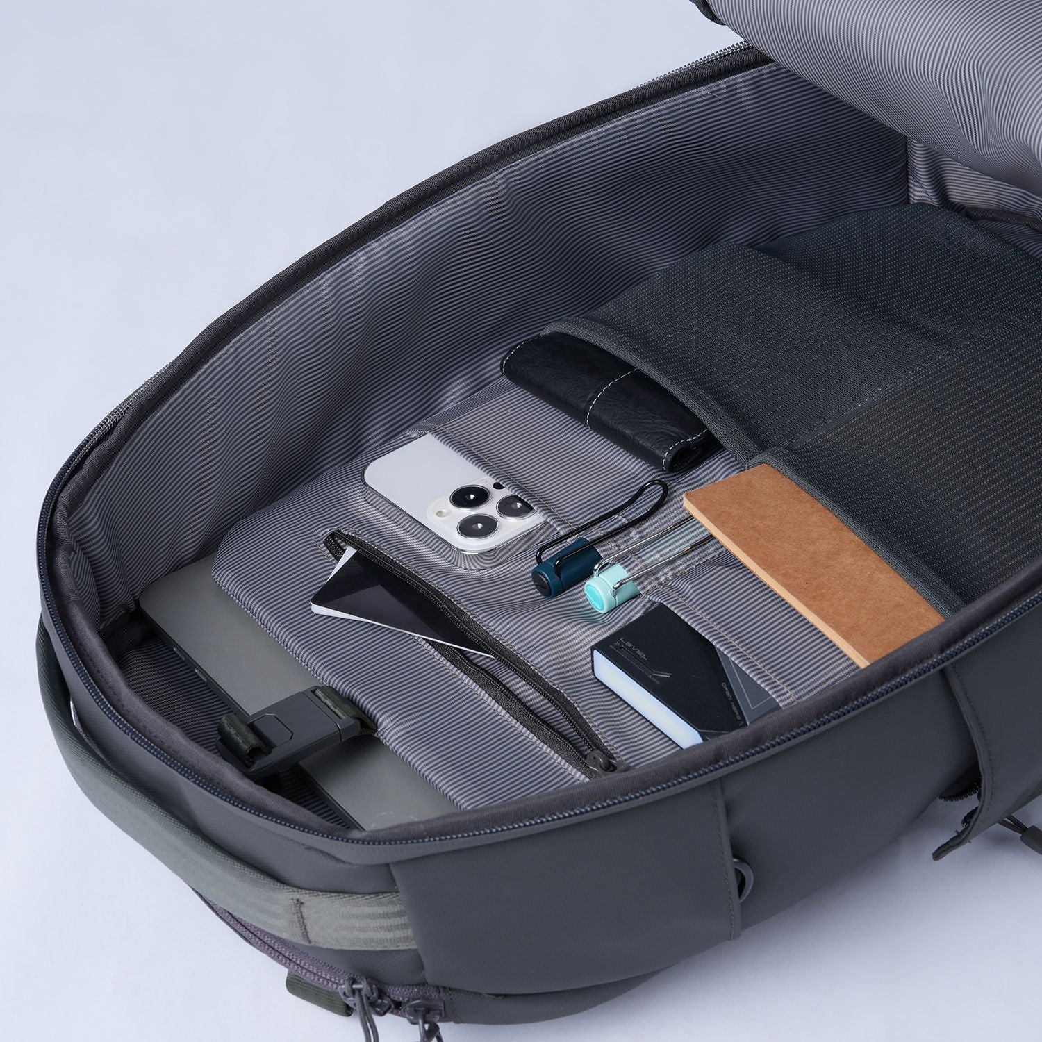 Ruksak MORAL BAGS Umago Ronin, siva, organizirana unutrašnjost s više džepova za novčanik, mobitel i sitnice