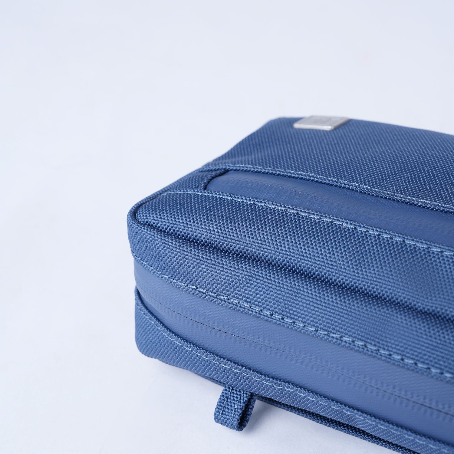 MORAL BAGS Napier torbica novčanik, tamno plava, vodootporni obrub i metalni logo