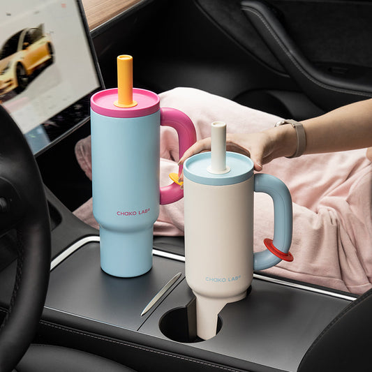 Chako Lab BaWang termos šalica 1.1L, plava i bijela, u automobilu uz držač za čaše
