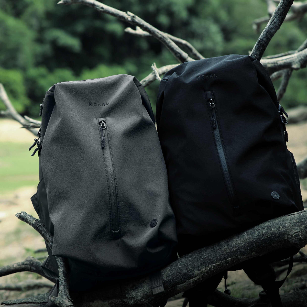 Ruksak MORAL BAGS Umago Ronin, crna i siva varijanta, rPET nylon, proširivi kapacitet 21–25L