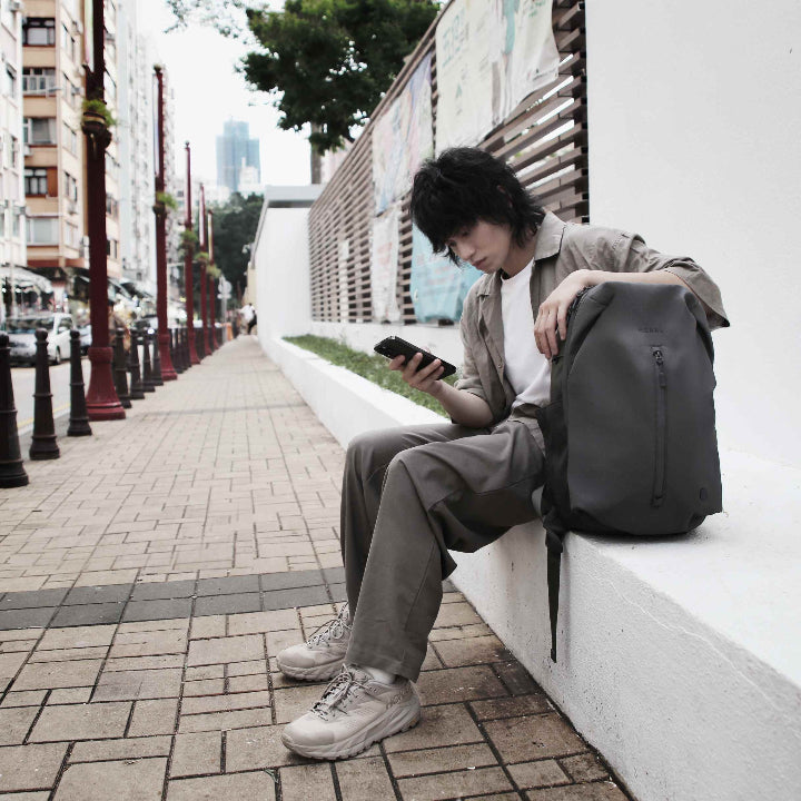 Ruksak MORAL BAGS Umago Ronin, siva, kompaktna silueta od rPET nylona, kapacitet 21–25L