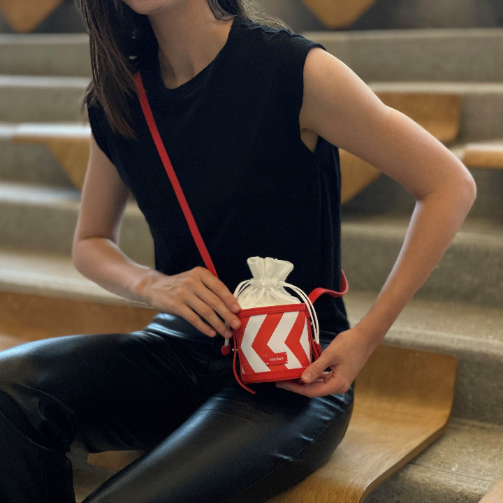 AskuksA C for Circle torbica crveno-bijela, nošena crossbody, prugasti uzorak, ručna izrada
