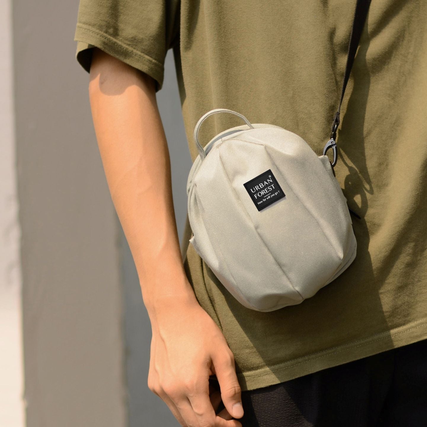 Urban Forest Beetle mini torbica, bijela, prilagodljivi volumen, crossbody nošenje