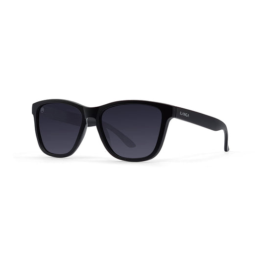 Sunčane naočale SPICY CLASSIC SMOKE MATTE BLACK imaju mat crni pravokutni okvir s tamno polariziranim ljestvicama, mali bijeli logotip na lijevoj sljepoočnici, polikarbonatnu konstrukciju i UV400 zaštitu, prikazanu na bijeloj pozadini.